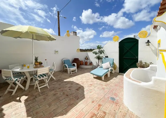 Charming Countryside With Fireplace & Patio