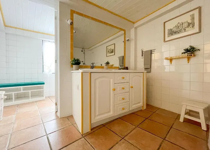 Charming Countryside With Fireplace & Patio *