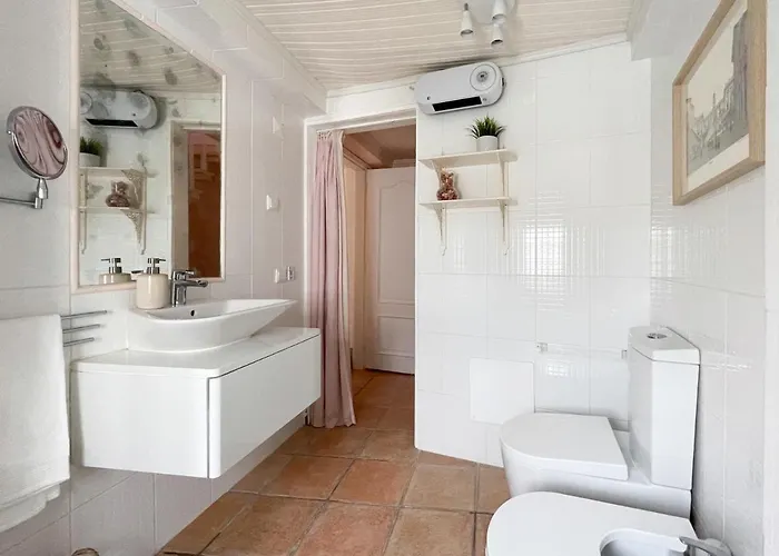 Charming Countryside With Fireplace & Patio Villa *